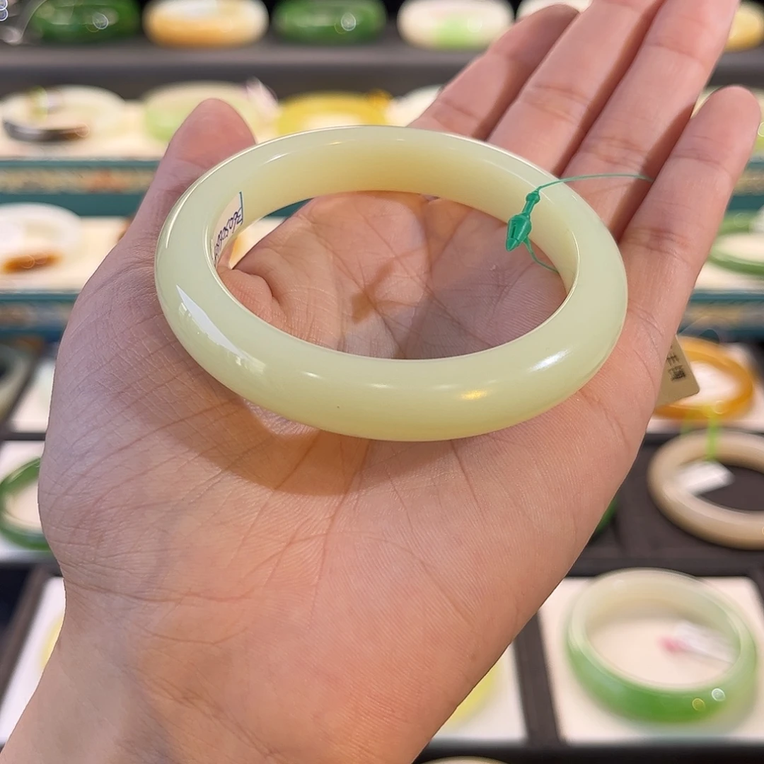 未镶嵌手镯和田玉特细油糕奶黄