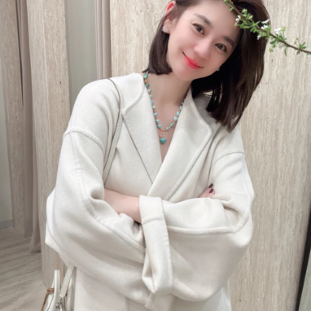 白色简约羊绒大衣