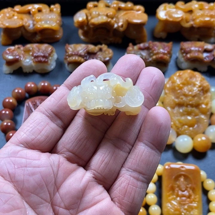 石英质玉（黄龙玉）未镶嵌颈饰