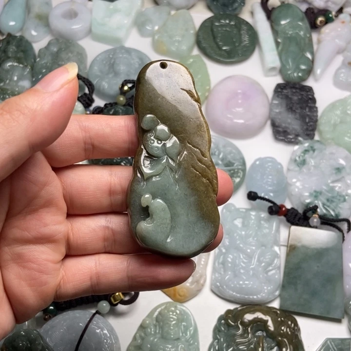 小***瑞翡翠未镶嵌颈饰悟道