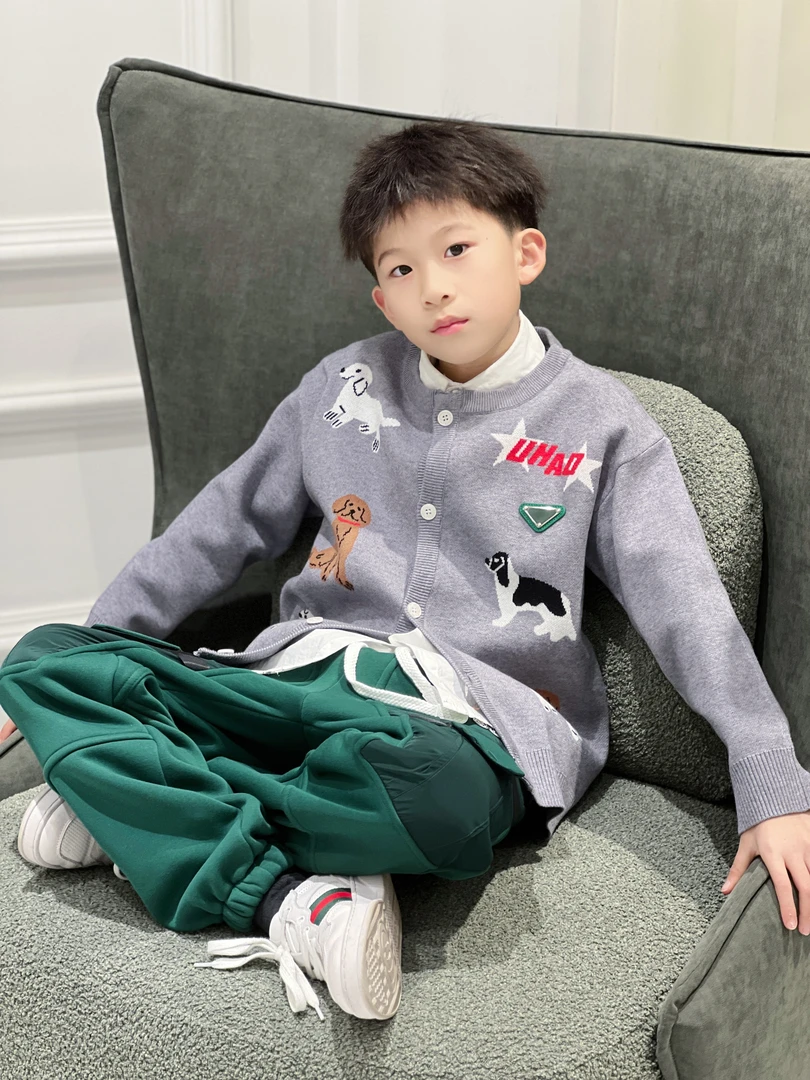 亿洋潮牌童装“高端萌宠”儿童限量款开衫毛衣M1014