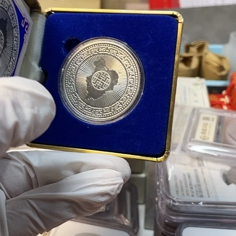 其他普通金属一***看将百年银章带盒，，，，，，，
