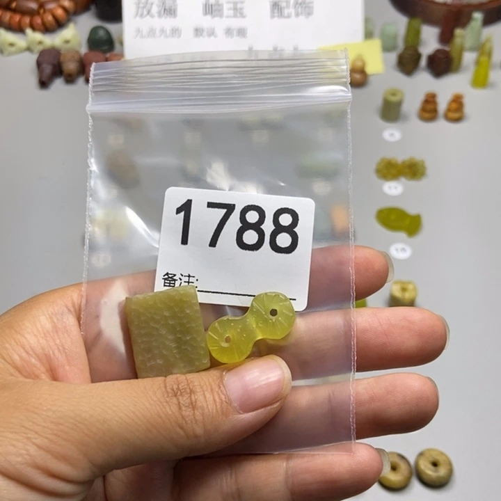 晓***楠未镶嵌蛇纹石玉颈饰