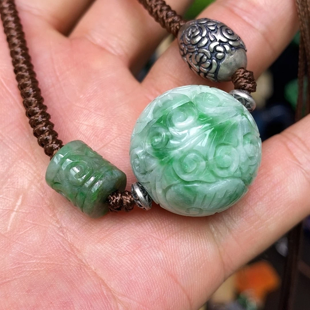 翡翠未镶嵌颈饰漂亮美眉