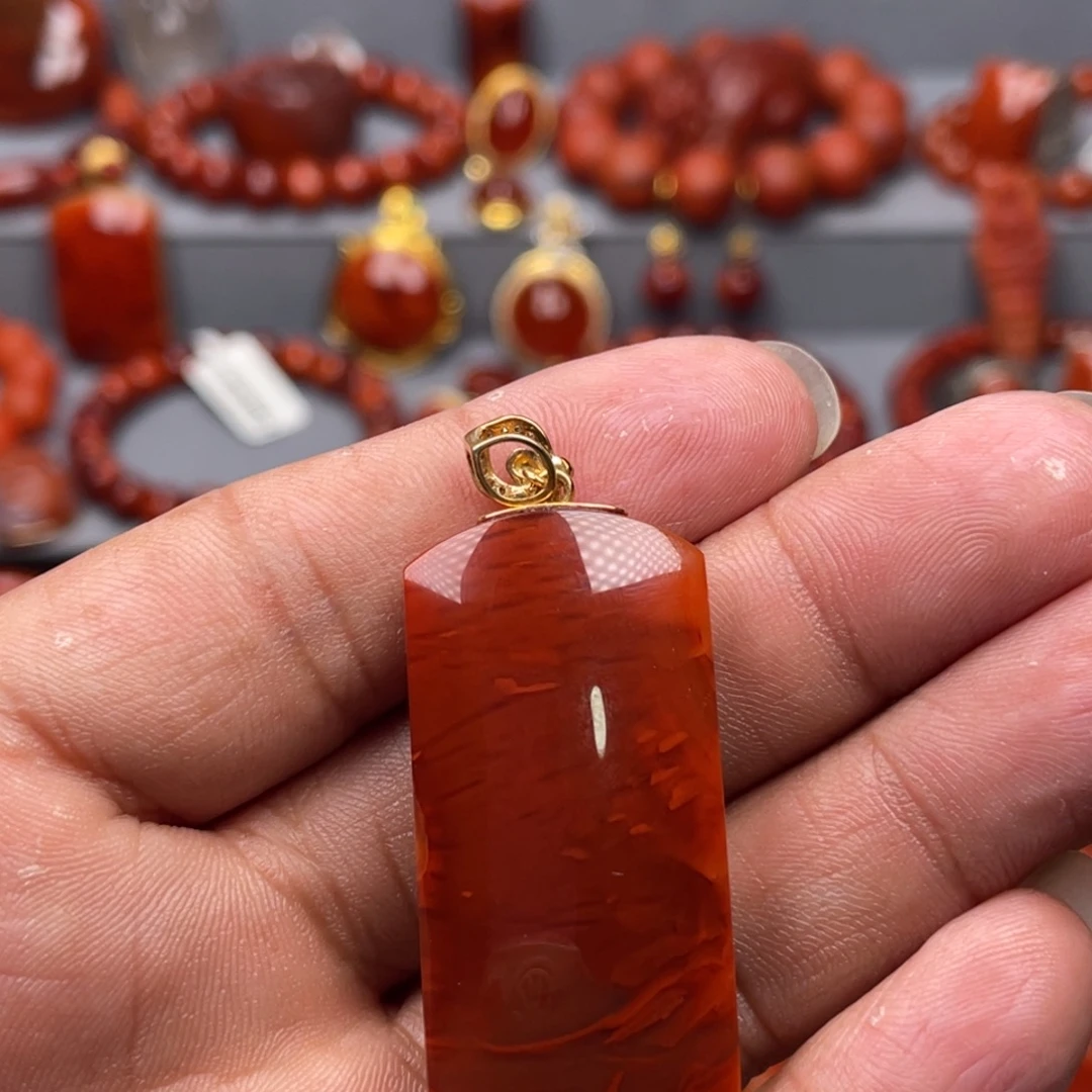 南红玛瑙18K金镶嵌珠宝奇石吊坠