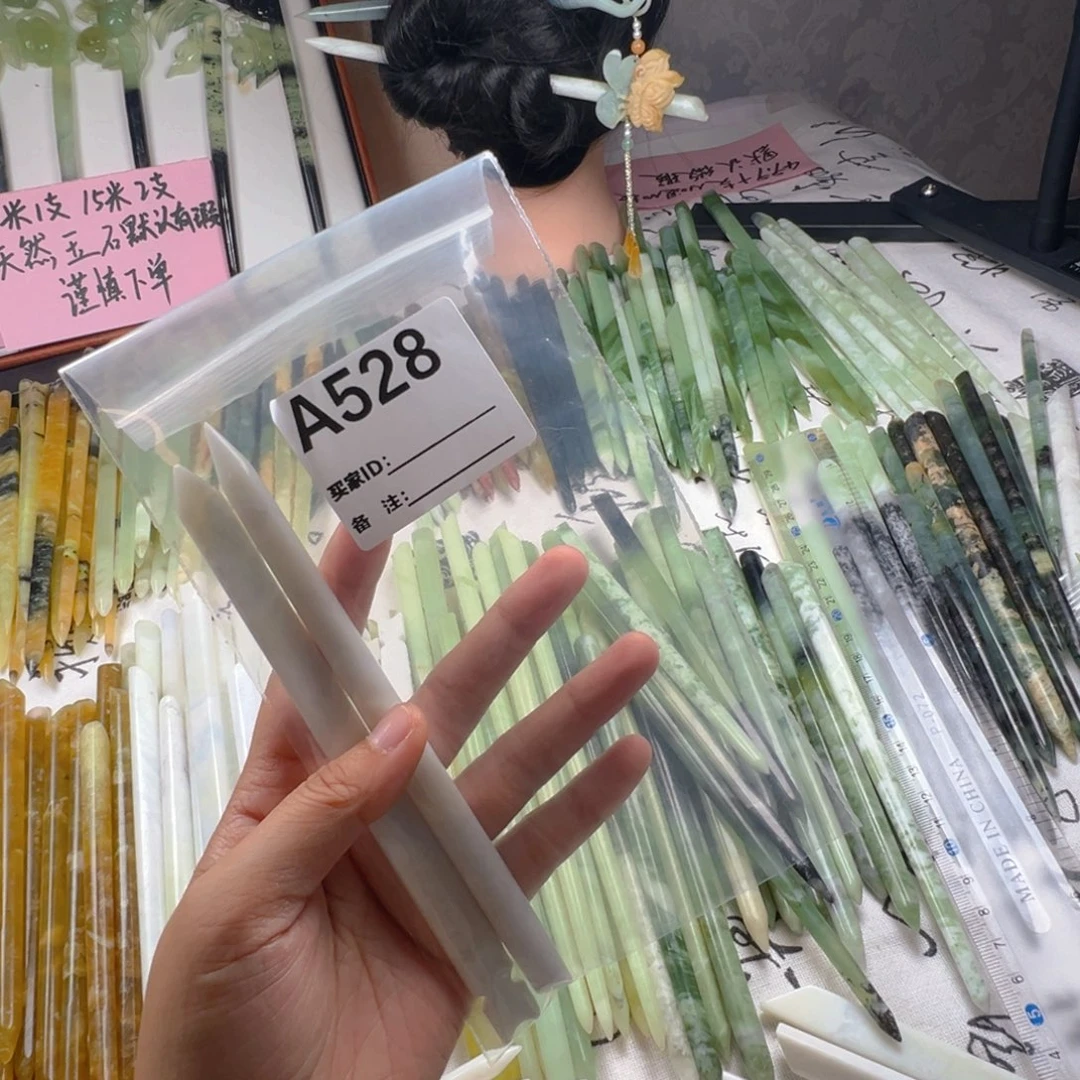灵***汐未镶嵌蛇纹石玉颈饰