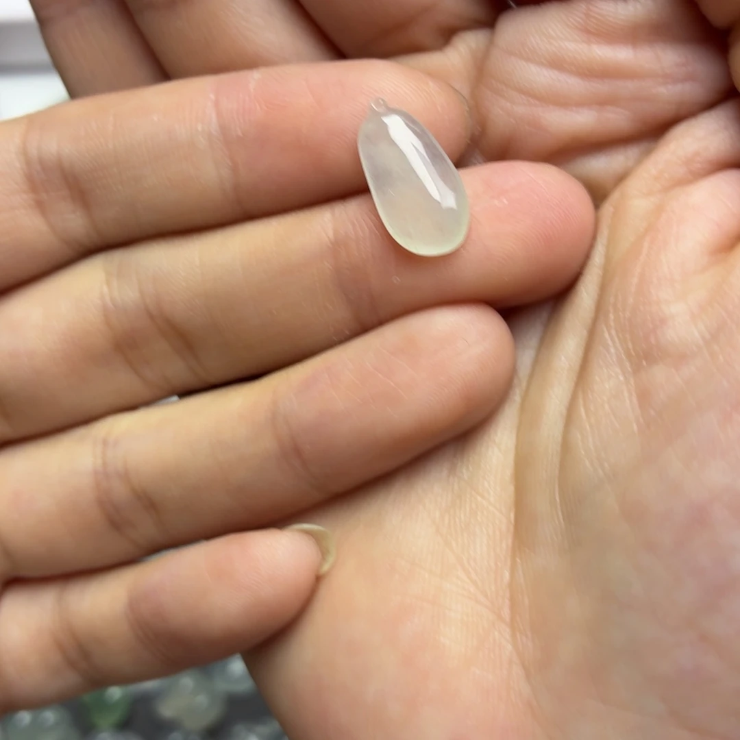 翡翠未镶嵌颈饰白冰瓜