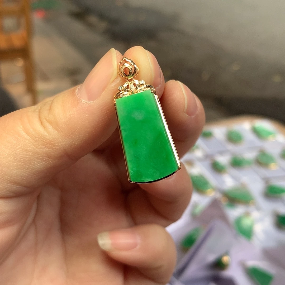 翡翠18K金镶嵌颈饰无事牌