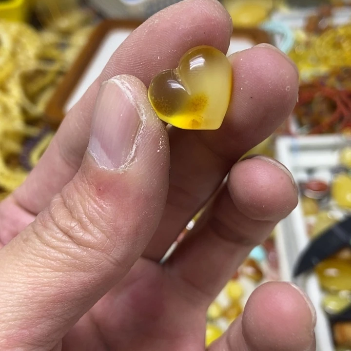 蜜蜡未镶嵌裸石吊坠
