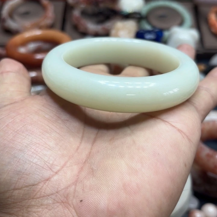 单***蝶石英岩玉合金颈饰