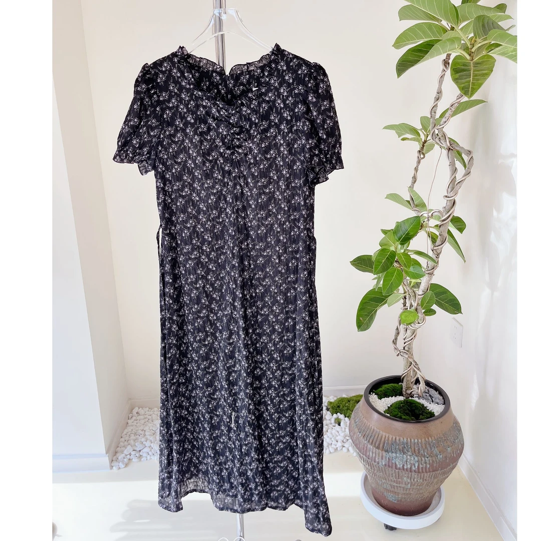 蕾丝边碎花连衣裙