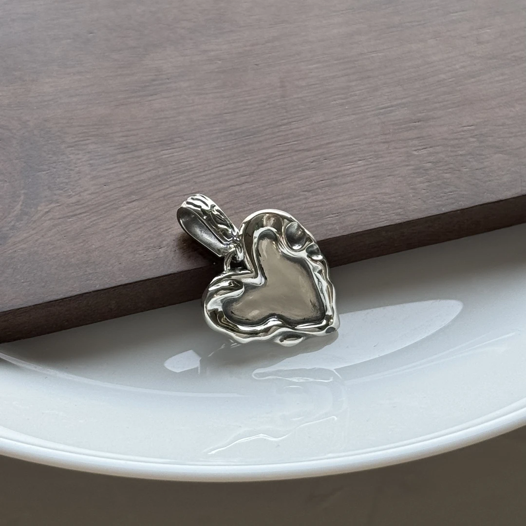 925银银制品 甜酷复古做旧实心设计感非万能扣-熔岩爱心吊坠0090