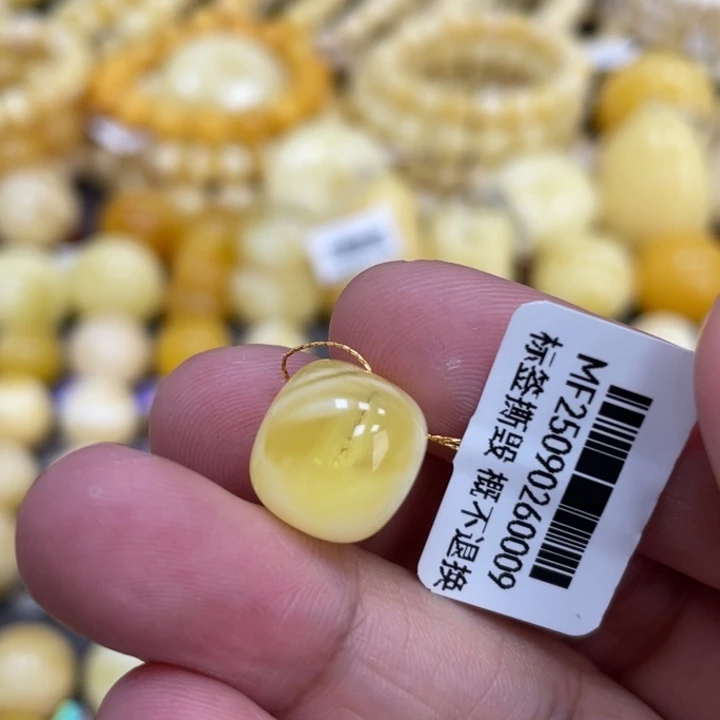 蜜蜡未镶嵌裸石11.8*12.2mm瑕疵金妖溶洞