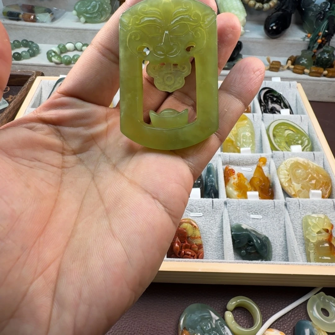 蛇纹石玉未镶嵌颈饰