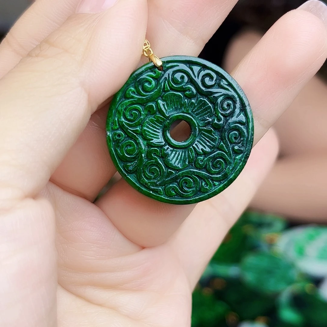 翡翠18K金镶嵌颈饰多样性