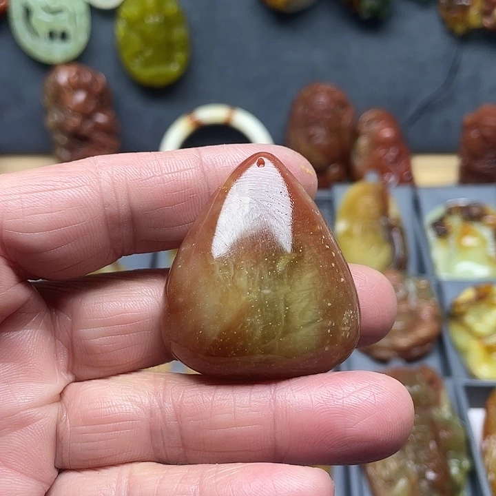 再***手蛇纹石玉未镶嵌挂件