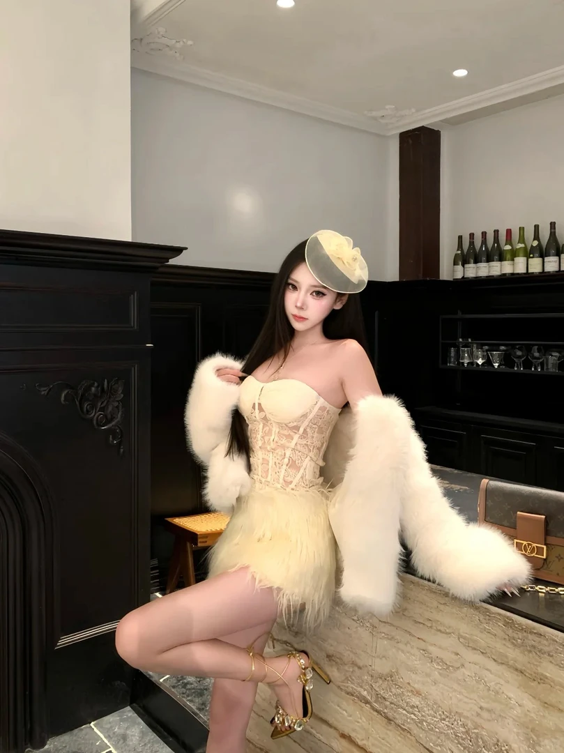 法式甜心柔杏蕾丝透视抹胸背心女2025秋冬新款毛毛半身裙气质套装