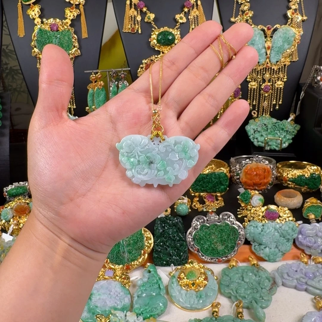 翡翠未镶嵌颈饰炸价