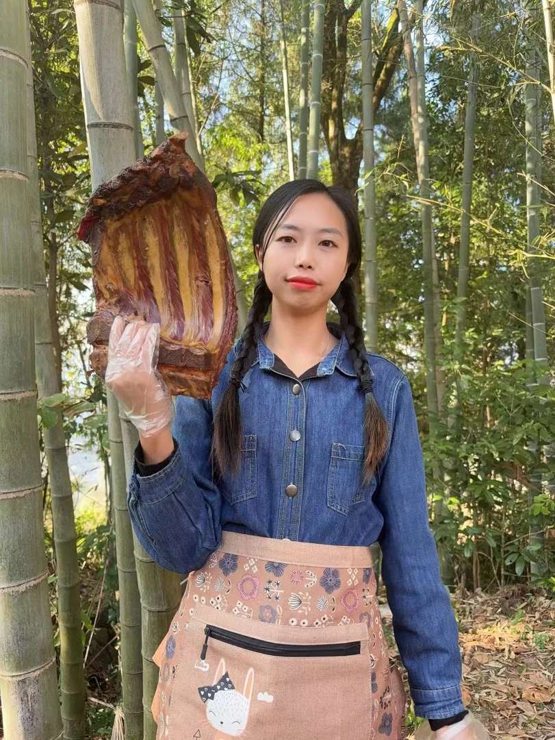 【腊排骨现称】农村柴火烟熏腊排骨肉多肉厚前排骨