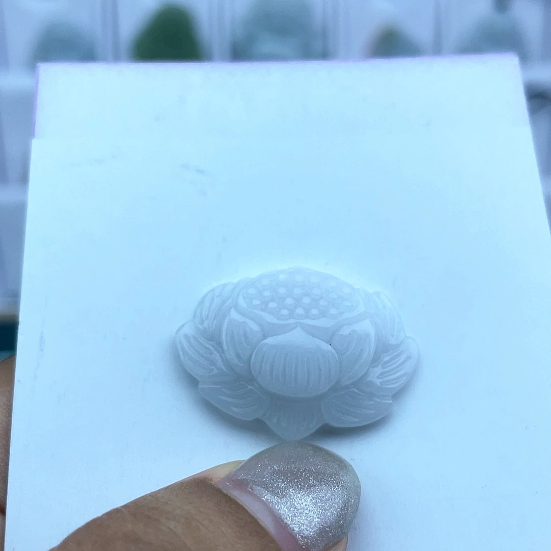 翡翠未镶嵌颈饰莲花