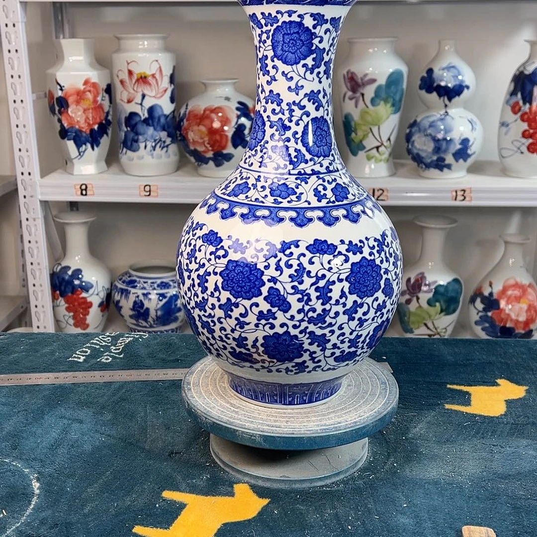 摆件景德镇陶瓷缠枝