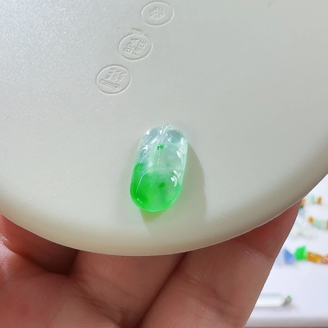 翡翠未镶嵌颈饰裸石