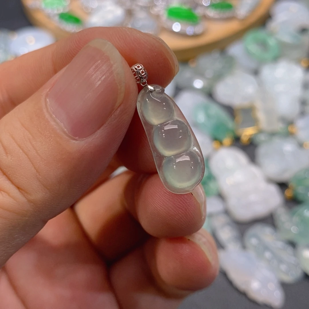 翡翠未镶嵌颈饰豆子