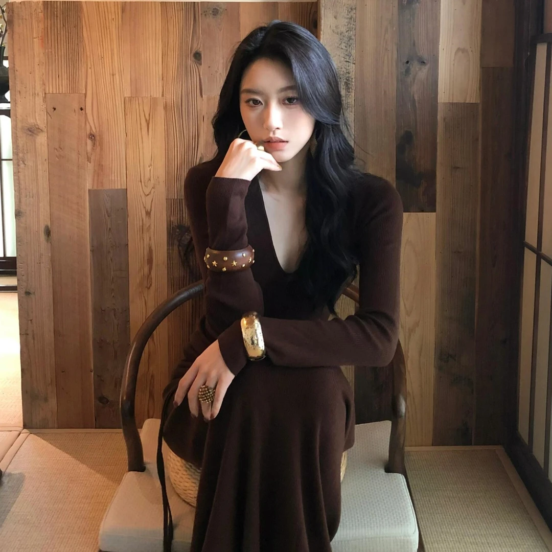 法式气质v领针织连衣裙子女2025新款巨好看秋冬穿搭一整套装显瘦