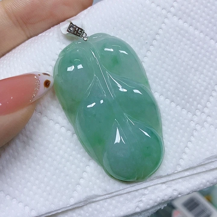 颈饰18K金镶嵌翡翠挂件