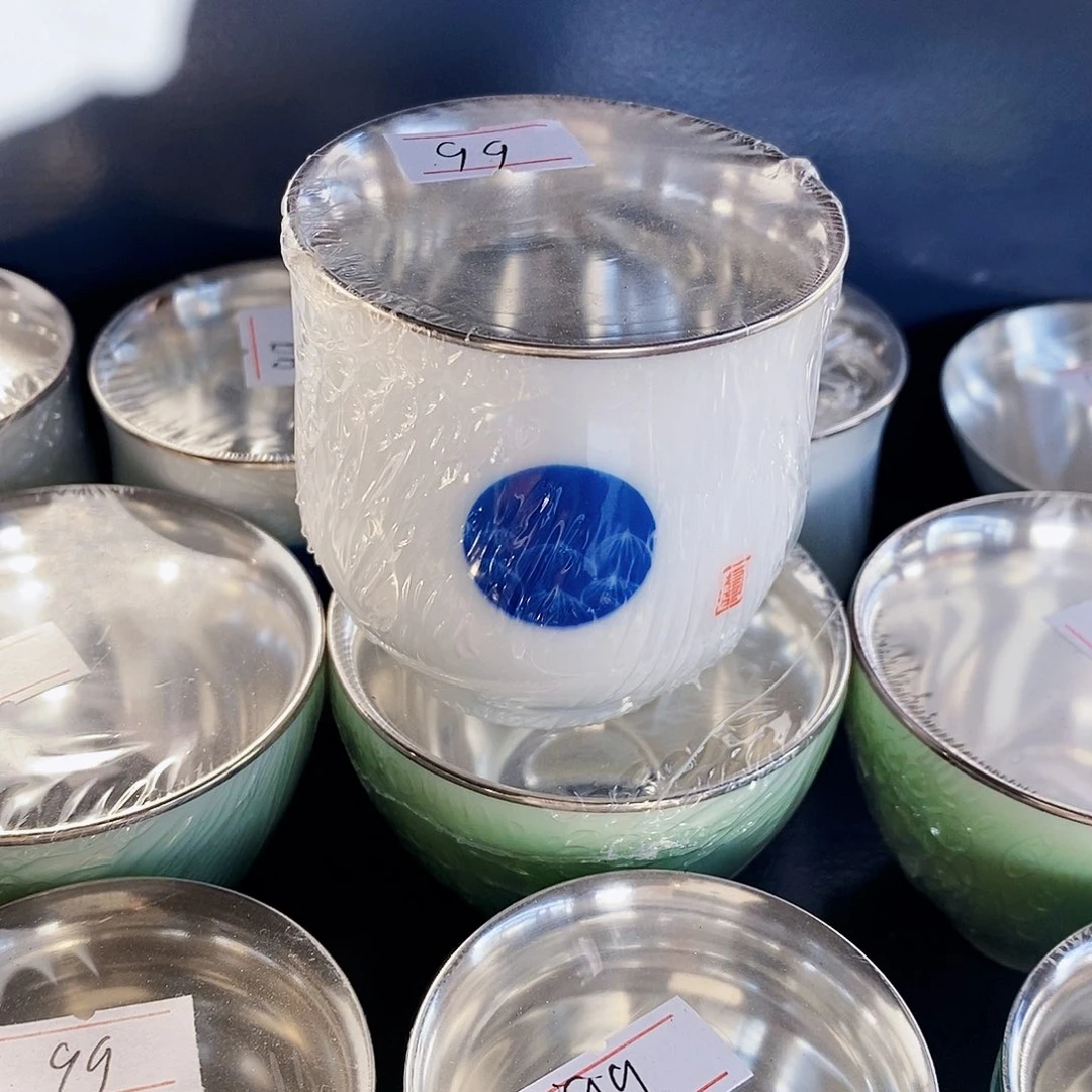 内胆是足银的外壳是瓷