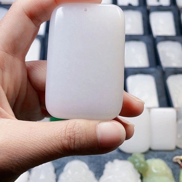 石英质玉（金丝玉）颈饰未镶嵌勇**心