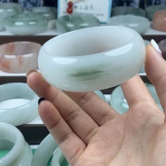 秀***姐石英质玉（金丝玉）未镶嵌手镯
