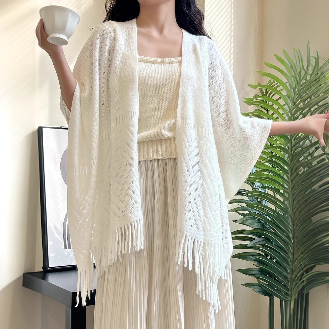 空调房2025薄款办公室夏季披肩女镂空秋冬时尚外搭旗袍白色斗篷风