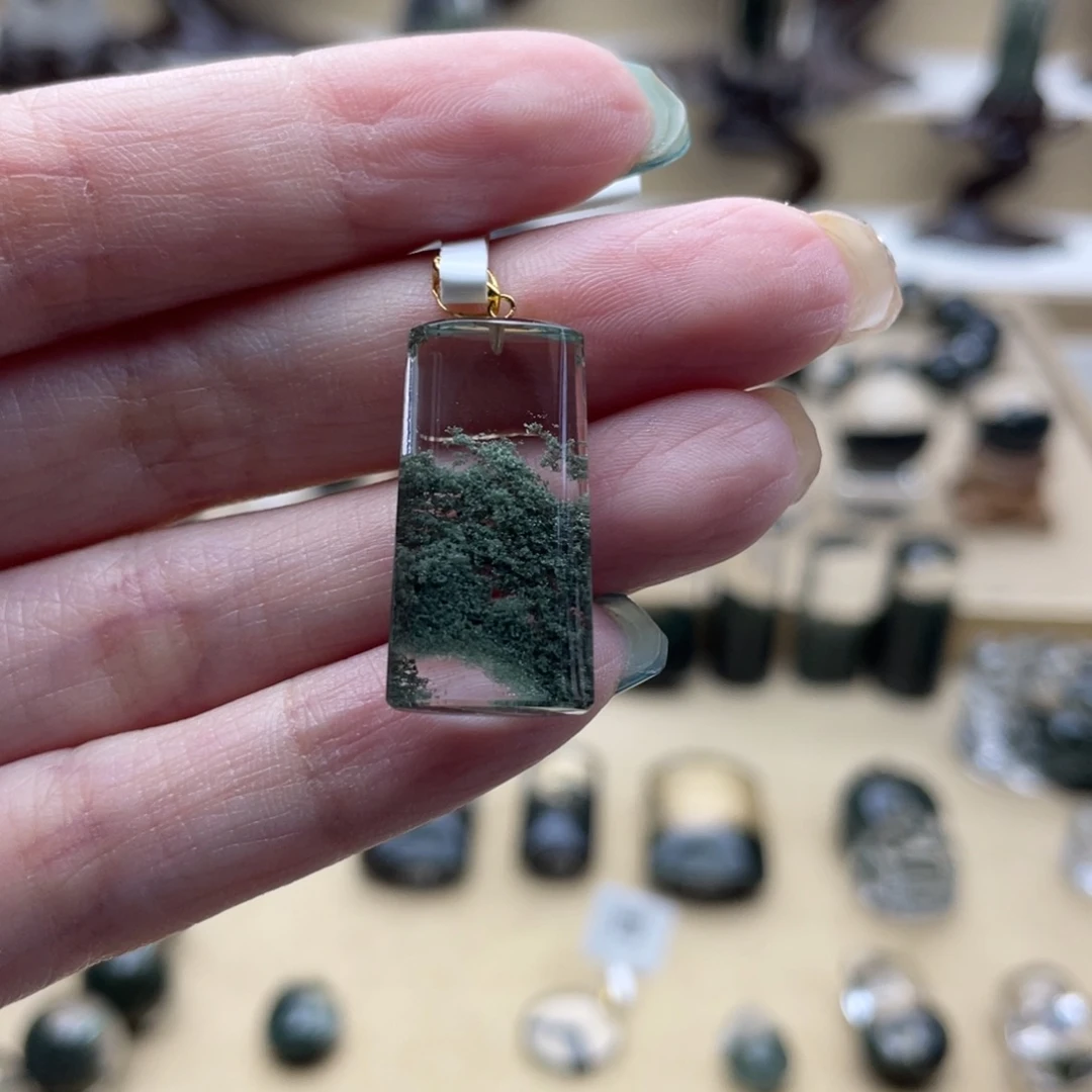 王***飞18K金镶嵌颈饰水晶绿幽灵吊坠