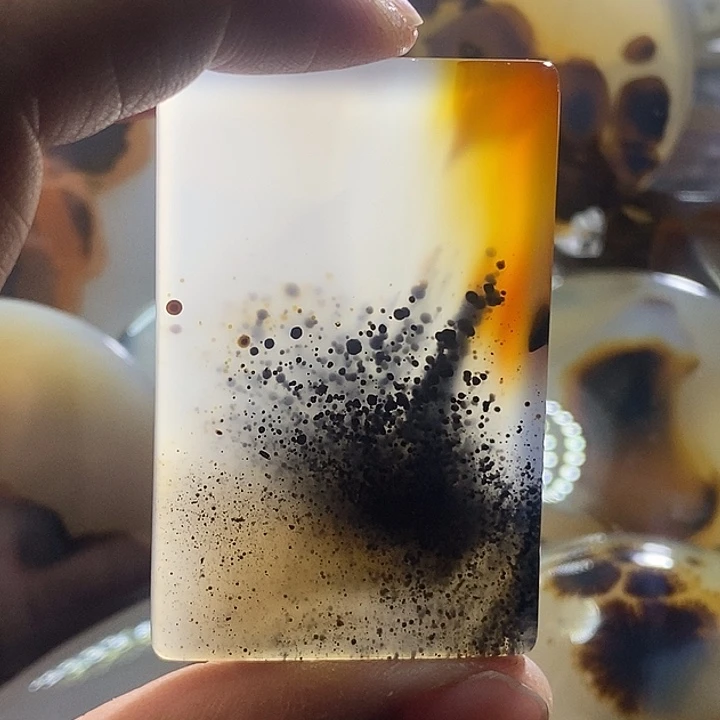 未镶嵌颈饰玛瑙/玉髓牛****飞