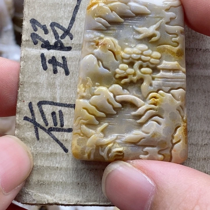 石英质玉未镶嵌颈饰穿**年