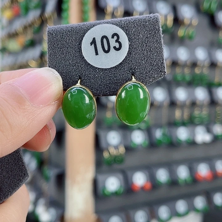 18K金镶嵌和田玉耳饰
