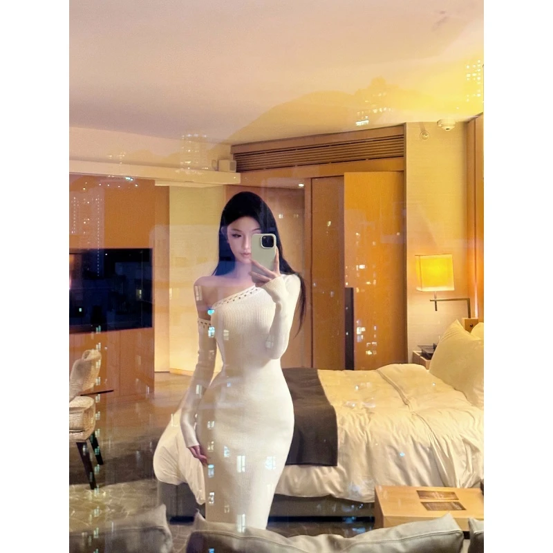 法式纯欲风气质斜肩针织连衣裙女秋季修身显瘦紧身性感包臀长裙子