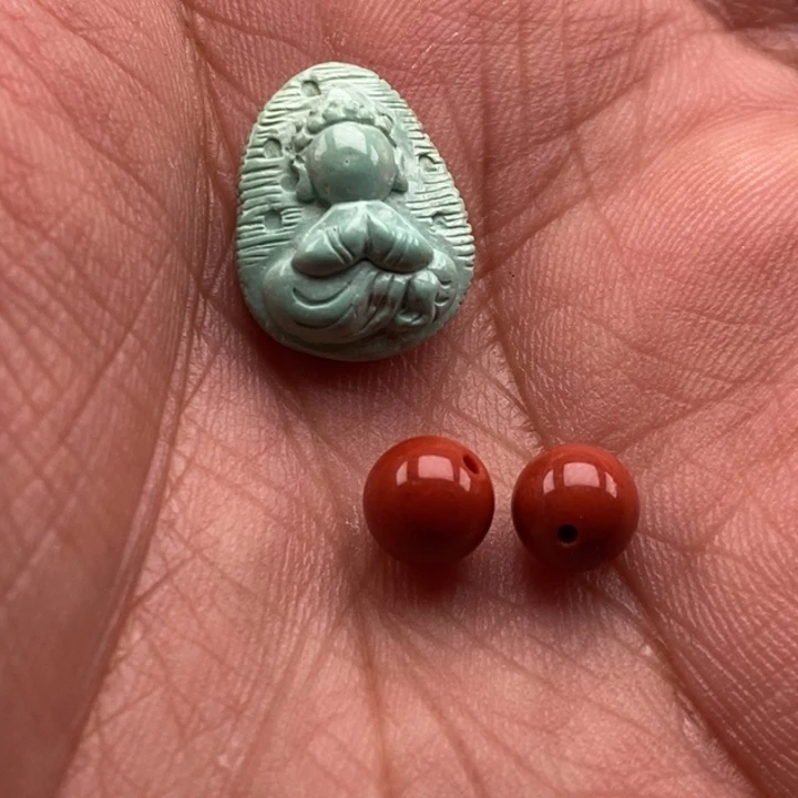 南红玛瑙耳饰未镶嵌在*秋