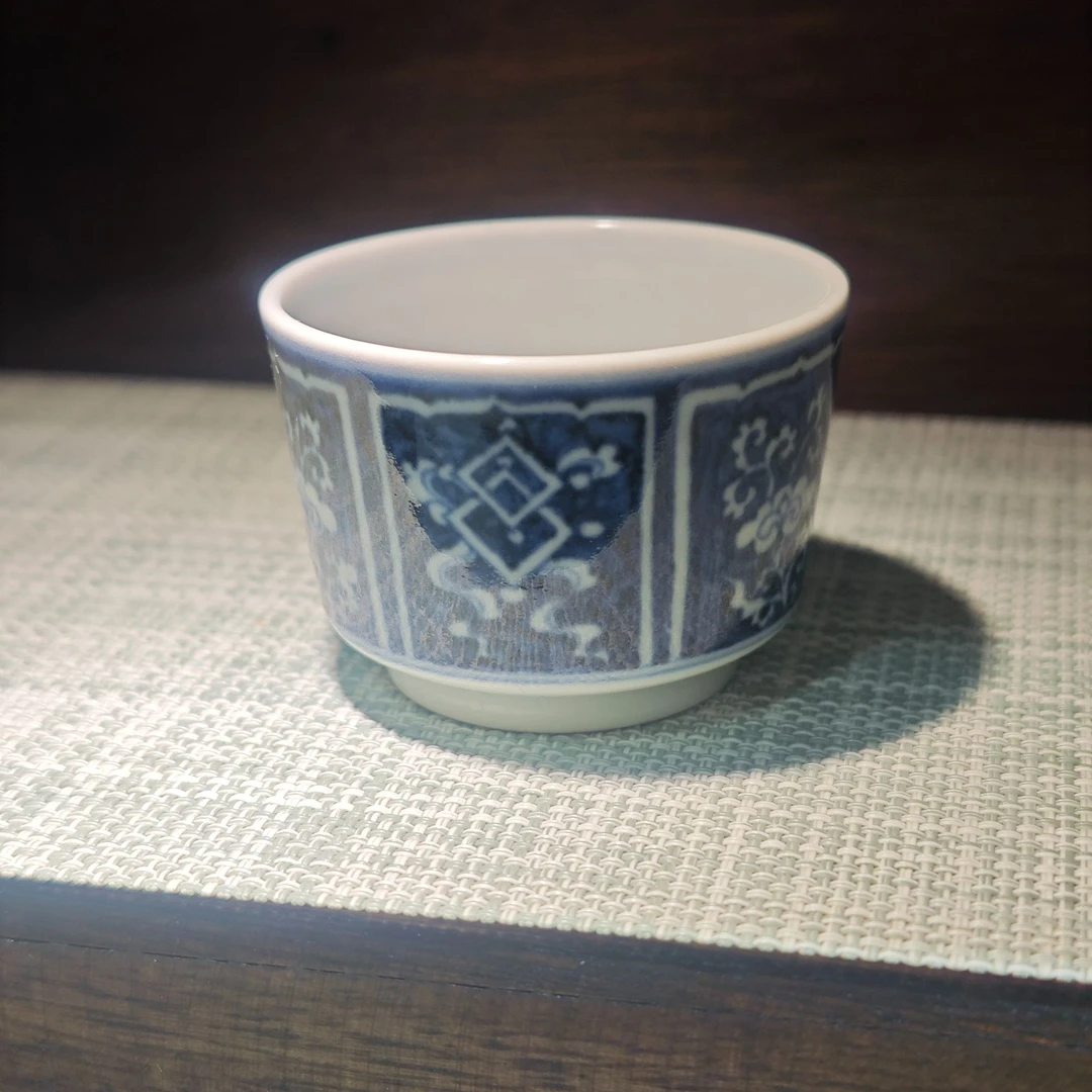 【央广甄瓷】晴耕堂 青花蓝地八宝主人杯