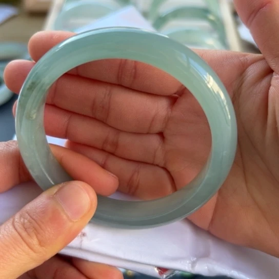 翡翠手镯未镶嵌手镯