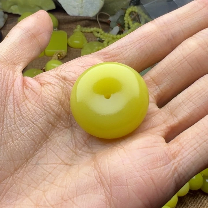 兜***米新疆黄玉纯天然平安扣