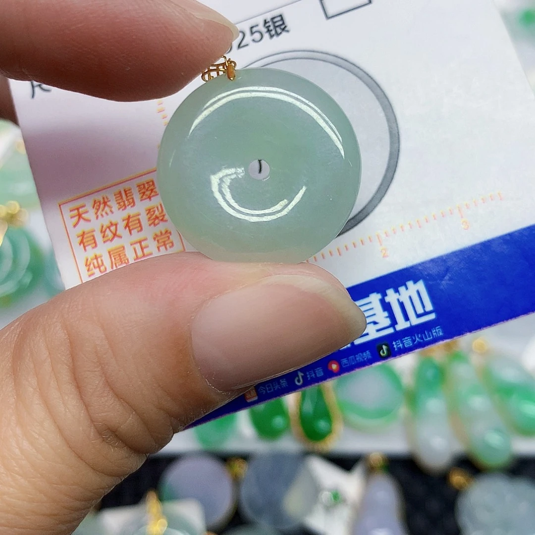 翡翠18K金镶嵌颈饰平安扣