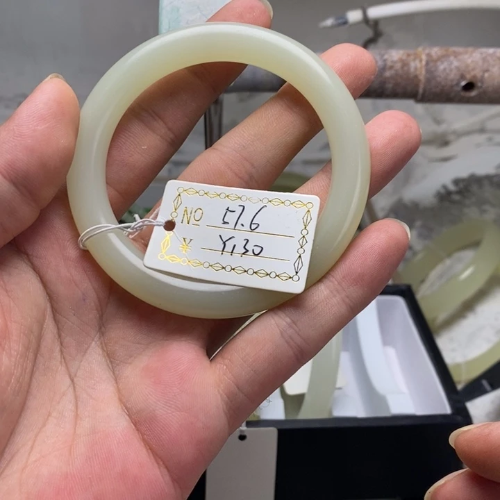 晚青海各尔木时尚圆条手镯