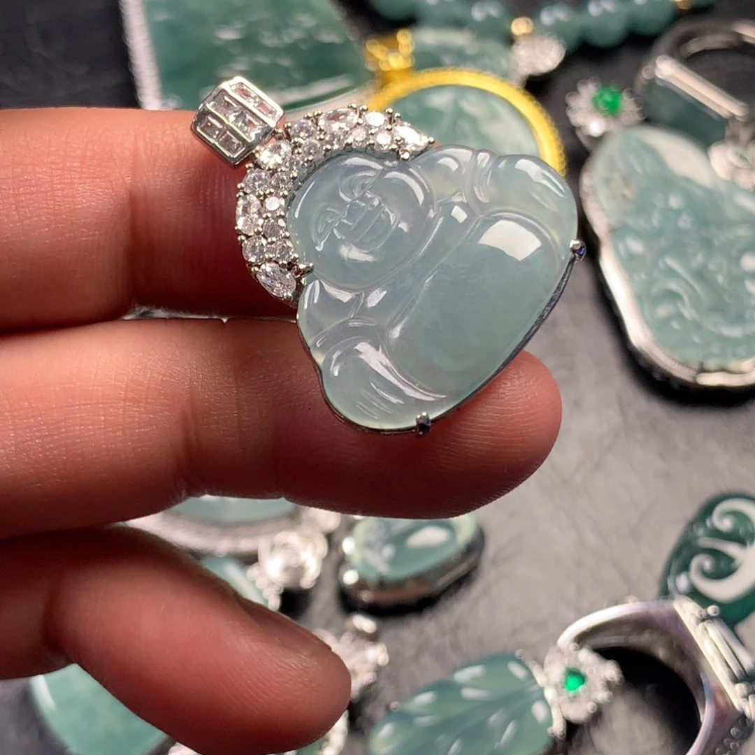 翡翠未镶嵌颈饰大佛公