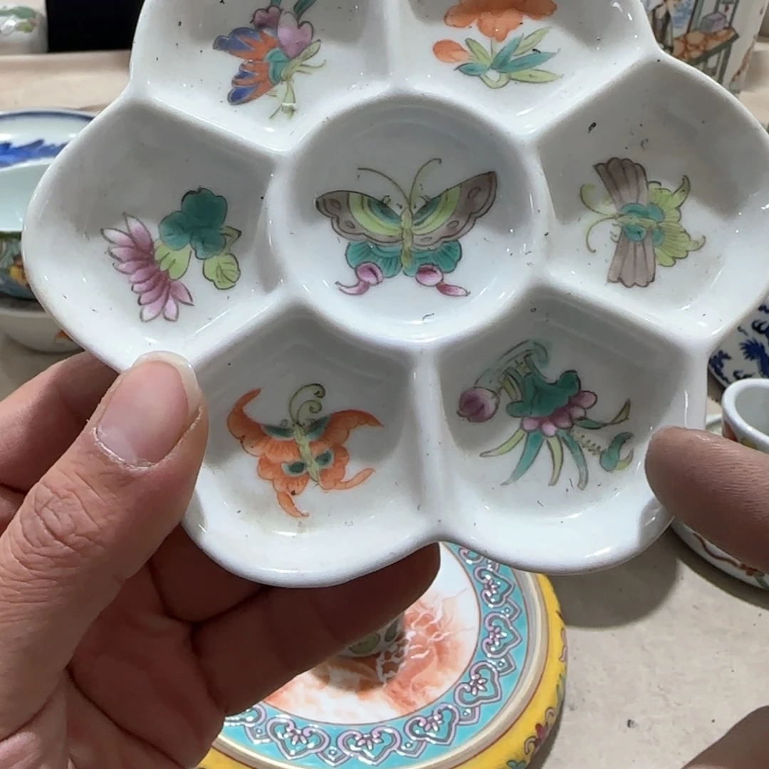 瓷片瓷器上刻了大量壁画作品以及精美