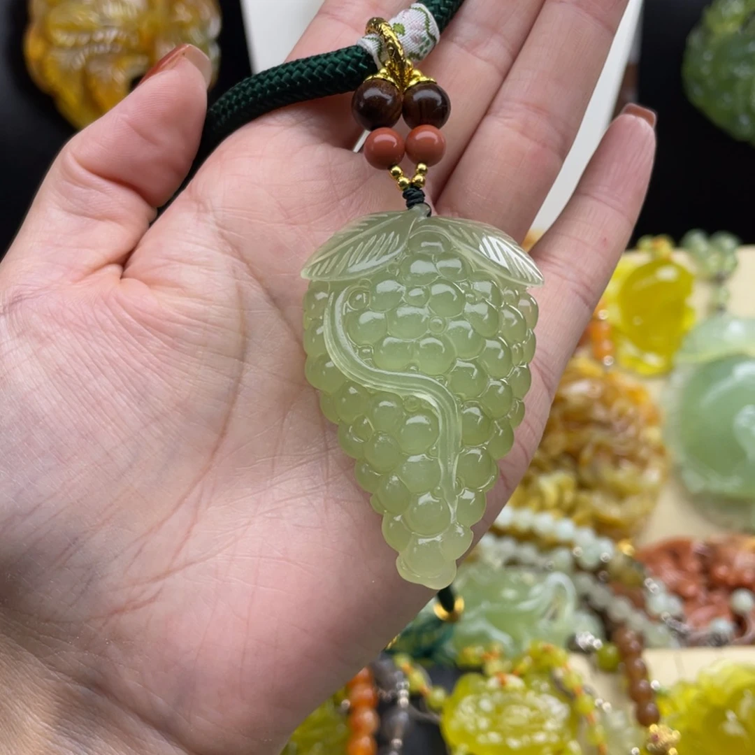 未镶嵌蛇纹石玉颈饰琴**舞