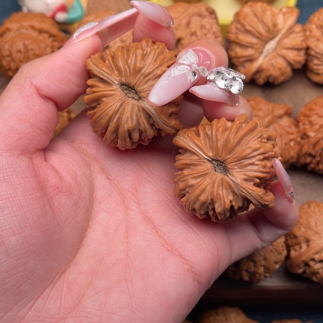 文玩核桃把件全品，大菊花底，汉高楼40