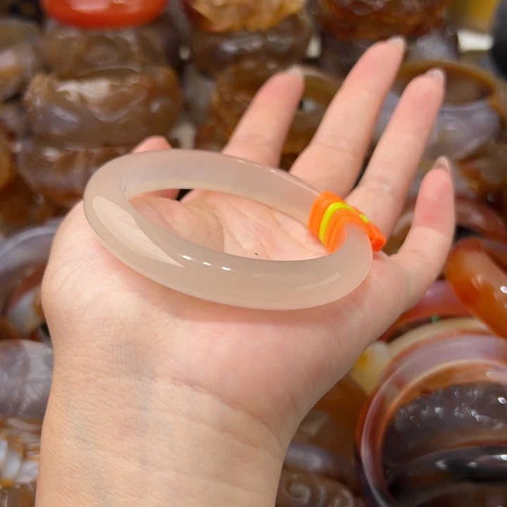 腊****手镯玛瑙/玉髓未镶嵌一共300