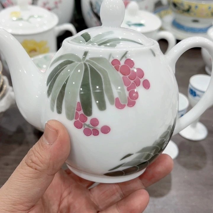 壶釉下五彩的瓷器和